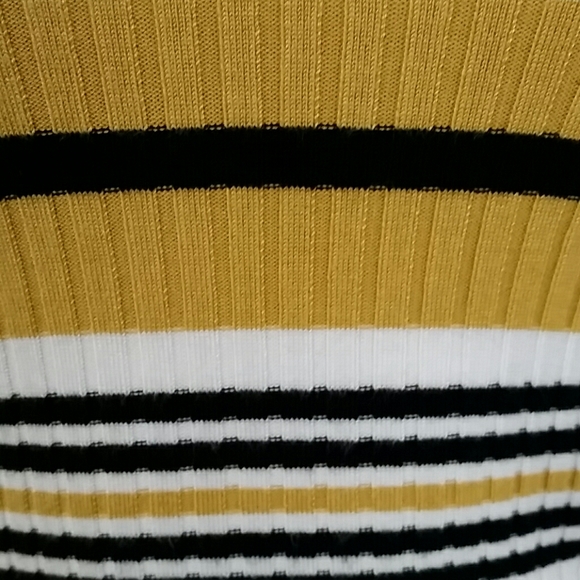 Express Short Sleeved V-neck Ribbed knit top - Picture 3 of 5